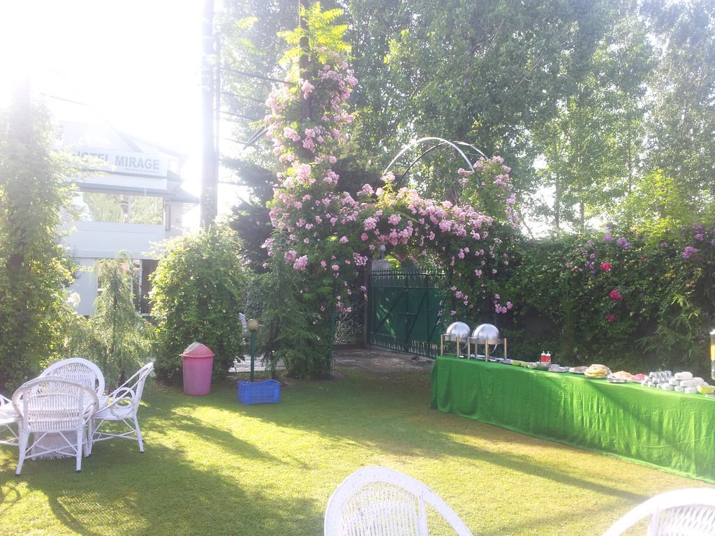 Hotel Mirage Srīnagar Exterior foto